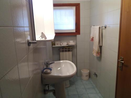 A bathroom at sole mare versilia