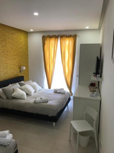 Una cama o camas en una habitación de Terrazza Aragon Room and SPA
