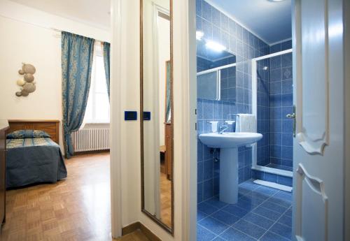 ローマにあるホテルドムス プラトリアの青いバスルーム(シンク、シャワー付)