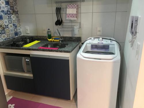 uma pequena cozinha com um fogão e um lavatório em Smart Residence Flat - 509 em Teresina