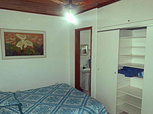Gulta vai gultas numurā naktsmītnē Casa Guarujá - Condomínio