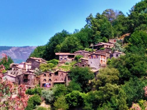 a village on the side of a mountain at Talasnal Casa do Cascão in Lousã