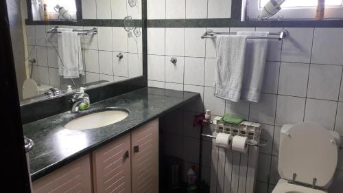 y baño con lavabo y aseo. en Analeo en Šibenik