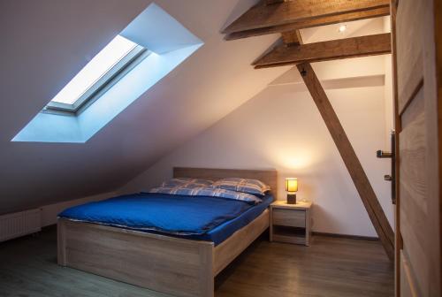 sypialnia z łóżkiem na poddaszu w obiekcie AgroBorcz w mieście Borcz