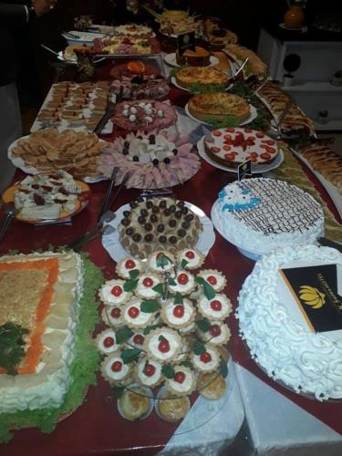 a table topped with lots of different types of cakes at Pak Suítes Hotel in Luis Eduardo Magalhaes