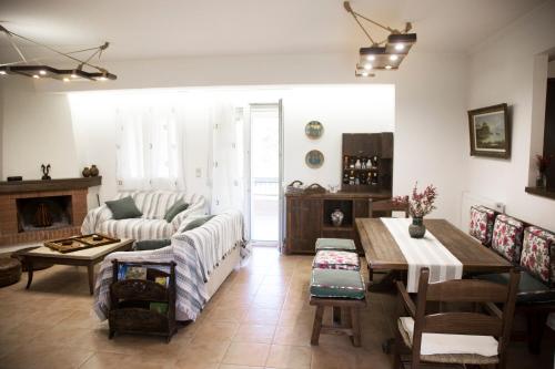 a living room with a couch and a table at Villa Jasmin in Koxaré