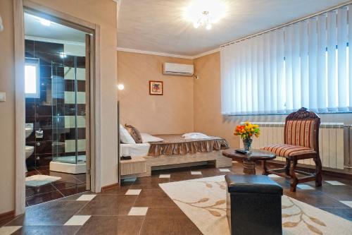 Ein Sitzbereich in der Unterkunft Garni Hotel Lama