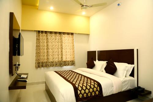 a bedroom with a large bed in a room at Royal Hopp-Inn Chittorgard in Chittaurgarh