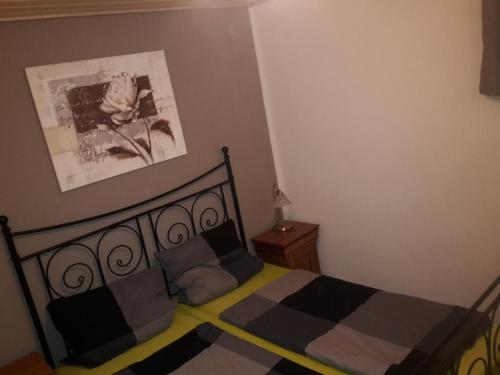 um quarto com uma cama com uma flor na parede em Ferienwohnung Pliefke em Winringen