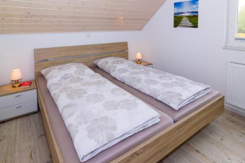 Un pat sau paturi într-o cameră la Ferienhaus "Mooie Tied"