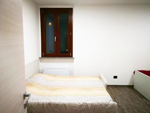 a small bedroom with a bed in the corner at Residenza Borgazzi in Monza