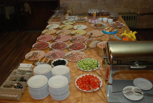 プレヴェンにあるHotel Balkanのテーブルの上に食べ物の皿が置かれたテーブル
