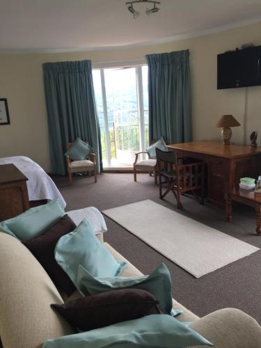 Valley Vista Lodge في بيترماريتزبورغ: غرفة معيشة مع أريكة وطاولة