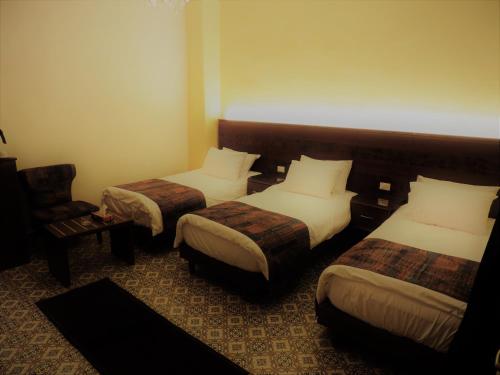 Tempat tidur dalam kamar di La Place Hotel