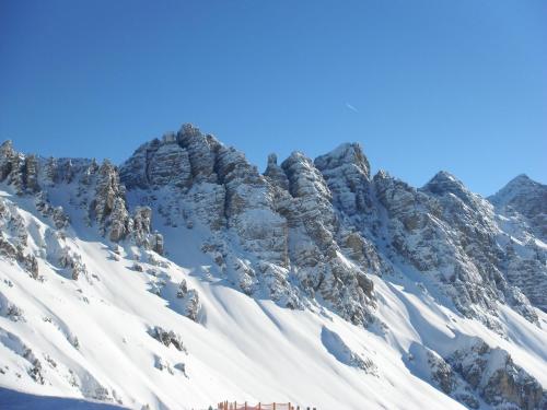 a mountain covered in snow on a clear day at Apartment Serlesblick in Ellbögen