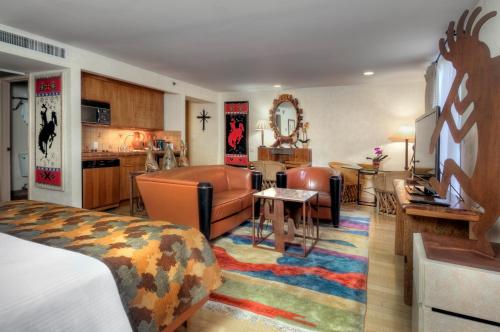 a living room and kitchen with a bed and a living room at Dinah's Garden Hotel in Palo Alto