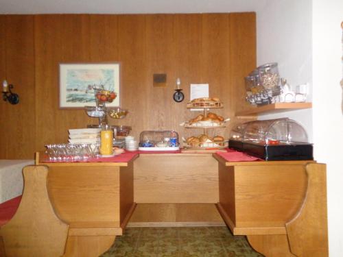 une salle avec deux comptoirs avec de la nourriture dans l'établissement Haus Straif, à Brixen im Thale