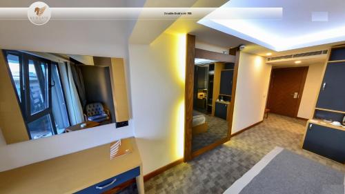 a room with a bathroom with a mirror and a toilet at New Gate Hotel in Ankara