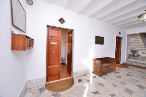 pasillo con puerta de madera y mesa en La Terrazza sul Tigullio, en Rapallo