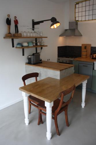 ベルゲンにあるThe Cornerのキッチン(木製テーブル、椅子2脚付)