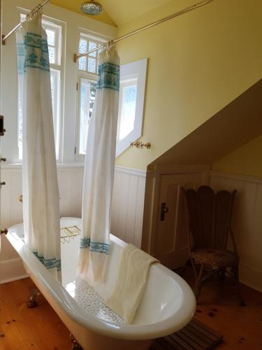 A bathroom at Water Bay Villa Bed & Breakfast