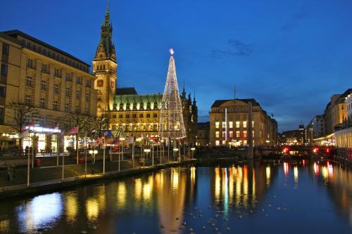 a city with a christmas tree next to a river at Moderne-Ferienwohnung-in-ruhiger-Lage in Quickborn