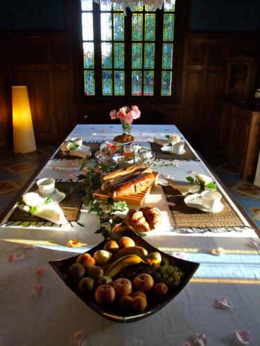 Una mesa con un plato de comida encima en Le Clos des Pommiers, en Blainville-sur-Mer