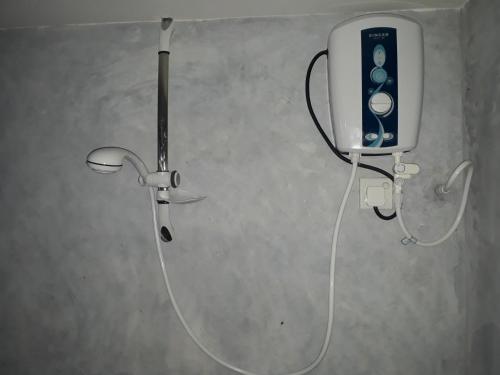 Ein Videospiel-Controller ist an eine Wand angeschlossen in der Unterkunft Aralu Habarana Resort in Habarana