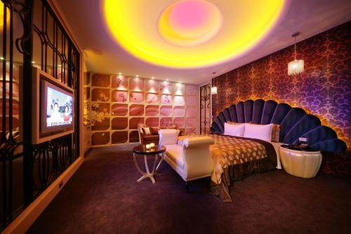 a hotel room with a bed and a television at Dubai Villa Motel in Daya