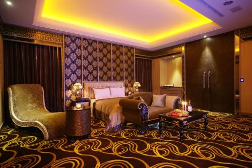 a hotel room with a bed and a couch at Dubai Villa Motel in Daya