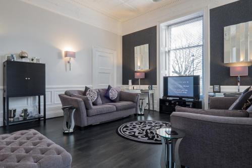 Marks At The Manor Luxury Riverside Apartments - Sleeps up to 4, with Parking and Sky TV tesisinde bir oturma alanı