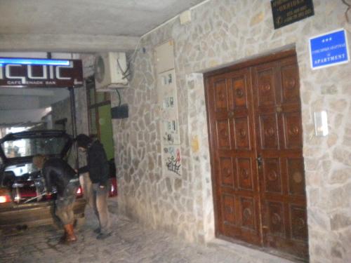 duas pessoas estão num quarto ao lado de uma porta em Orhidea House em Ohrid