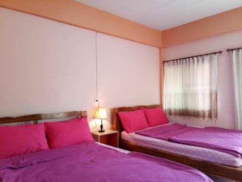 Un pat sau paturi într-o cameră la Khao Kho Purngun Resort