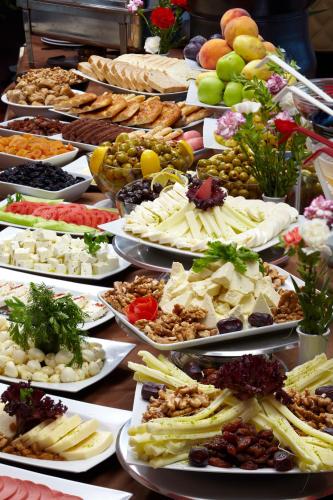 Un buffet de diferentes tipos de comida en una mesa. en Buruciye Hotel, en Sivas