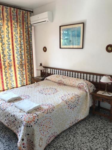 リンコン・デ・ラ・ビクトリアにあるLos Rosales 3のベッドルーム1室(掛け布団付きのベッド1台付)