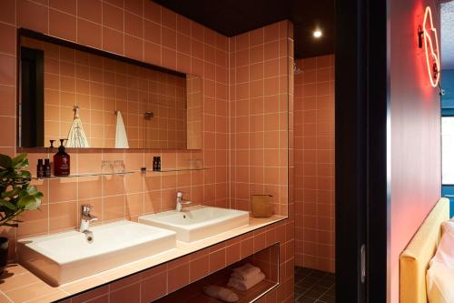 The Social Hub Amsterdam City tesisinde bir banyo