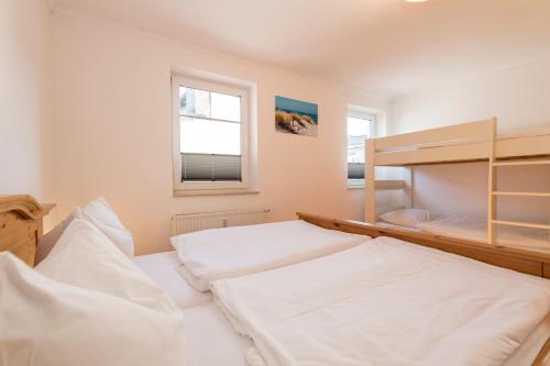 ゲーレンにあるVilla Mona Lisa Whg. 4のベッドルーム1室(二段ベッド2台、窓付)が備わります。