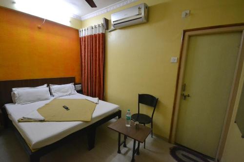 Postel nebo postele na pokoji v ubytování Hotel Madhava