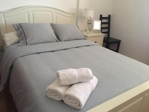 ein Schlafzimmer mit einem Bett mit zwei Handtüchern darauf in der Unterkunft Sailor Home El Medano in El Médano