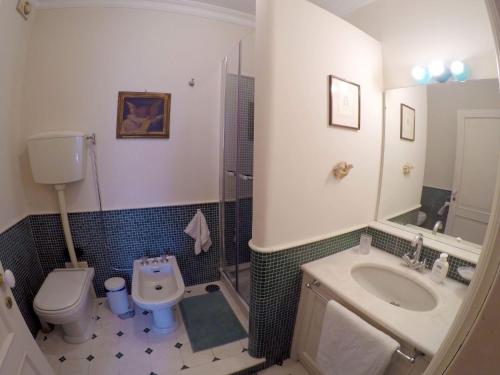 ナポリにあるla stanza del filosofoのバスルーム(トイレ、洗面台、シャワー付)