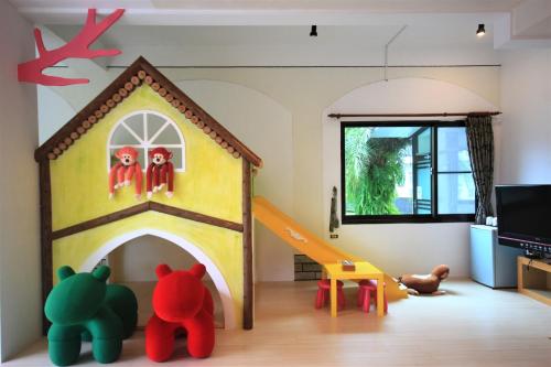 Una habitación con una casa de juegos con muñecas. en Yudo B&B Yilan, en Dongshan