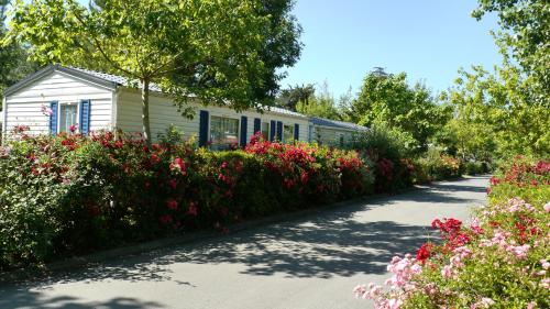 une maison avec des fleurs sur le côté d'une route dans l'établissement Bungalow Vacances, à Biot