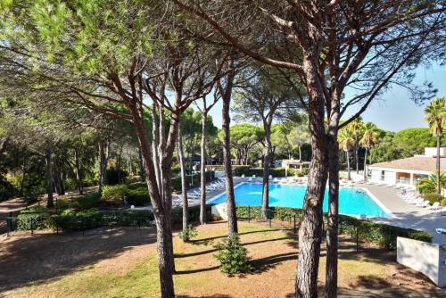 ein Bild eines Pools in einem Resort mit Bäumen in der Unterkunft Résidences du golf in Saint-Raphaël