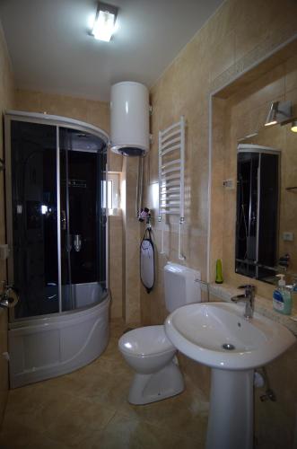 Ein Badezimmer in der Unterkunft Garni Hotel Lama