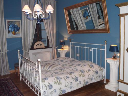 a bedroom with a white crib and a mirror at Schlosshotel Bredenfelde in Bredenfelde