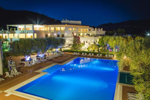 hotel z dużym basenem w nocy w obiekcie Hotel Torre Oliva w mieście Policastro Bussentino