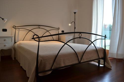 ガルツィニャーノにあるGarden Venice Hills apartmentのベッドルーム1室(金属製フレームのベッド1台付)