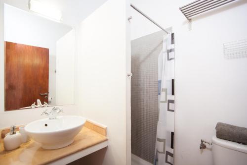 y baño blanco con lavabo y ducha. en Can Pina -Adults Only -Eco Arco-, en Costitx