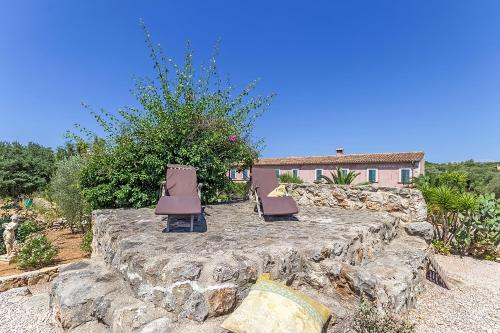 two chairs sitting on top of a stone wall at Can Pina - Eco Pina - in Costitx
