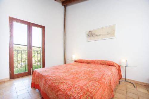 sypialnia z łóżkiem i dużym oknem w obiekcie Can Pina -Adults Only -Eco Arco- w mieście Costitx